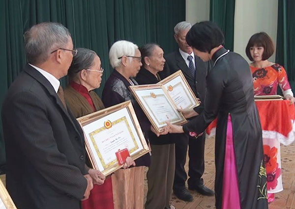 Lâm Hà: Trao Huy hiệu Đảng cho các đảng viên