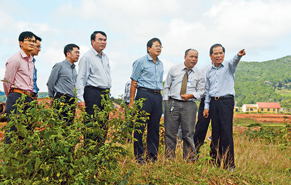Đồng chí Bí thư Tỉnh ủy và lãnh đạo tỉnh khảo sát thực tế tại xã nghèo Đạ Quyn. Ảnh: Văn Báu