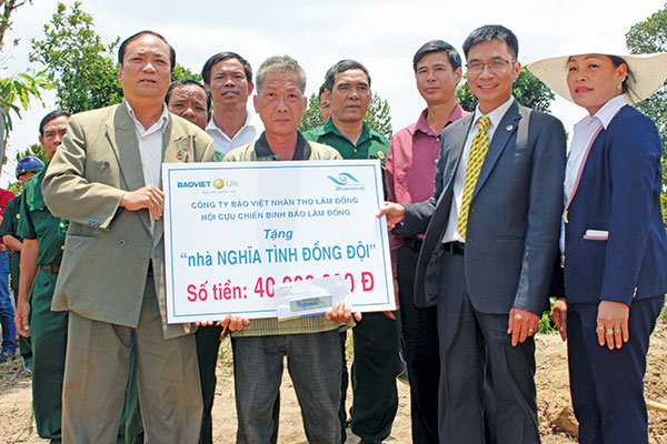 Chủ tịch Hội CCB Báo Lâm Đồng tặng nhà “Nghĩa tình đồng đội” cho hội viên CCB Ngô Minh Dũng. Ảnh: H.K.G