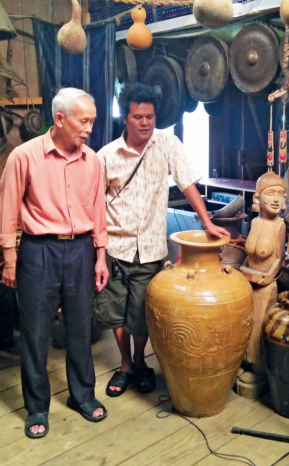 Linh mục Nguyễn Quý Trung và “già làng” Kra Jãn Tham hào hứng khi nói về bản sắc văn hóa dân tộc. Ảnh: T.Hương