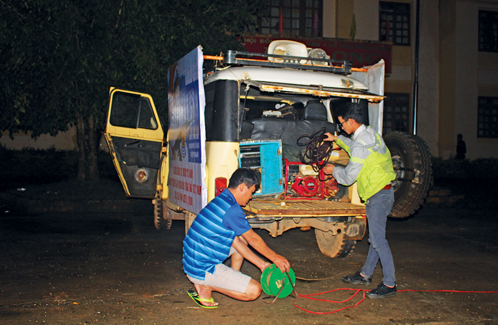 Âm thầm thu dọn máy móc sau mỗi buổi chiếu. Ảnh: V.Q