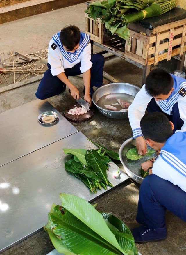 Cán bộ, chiến sỹ chuẩn bị nguyên liệu để gói bánh chưng