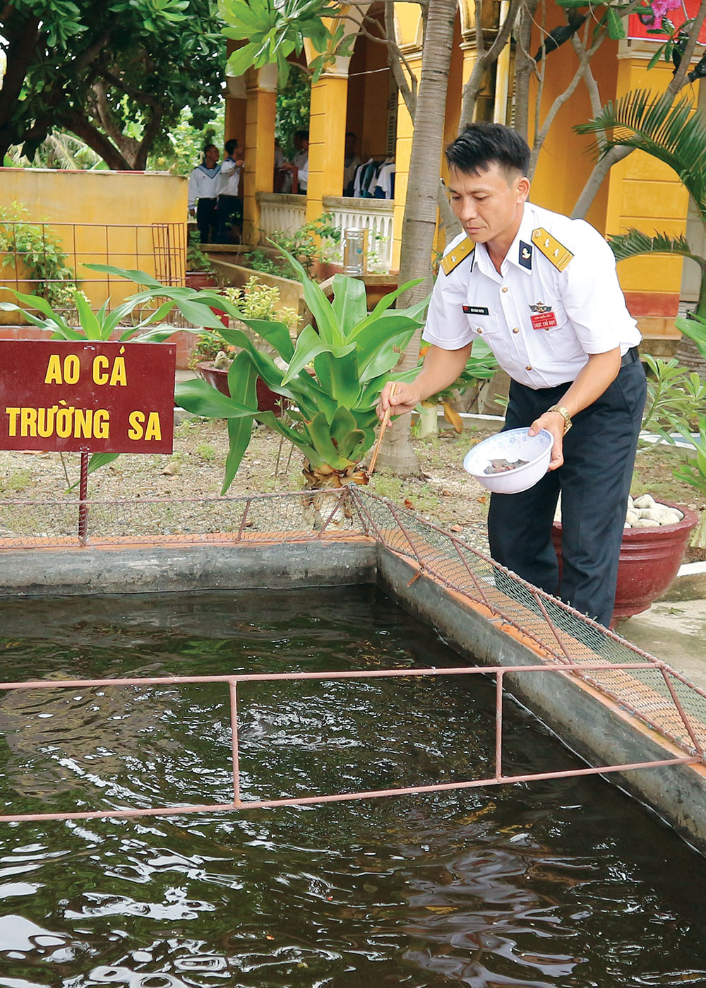 Chăm sóc ao cá Trường Sa để “cải thiện” bữa ăn trong những ngày Tết