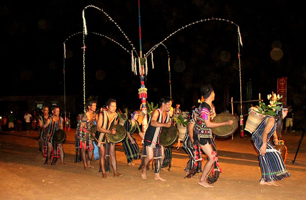 Cồng chiêng, món ăn tinh thần không thể thiếu của người dân Đồng Nai Thượng (huyện Cát Tiên). Ảnh: K.P