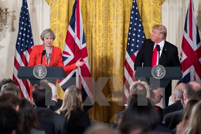 Ông Trump bàn về lệnh trừng phạt Nga trong cuộc hội đàm với bà May