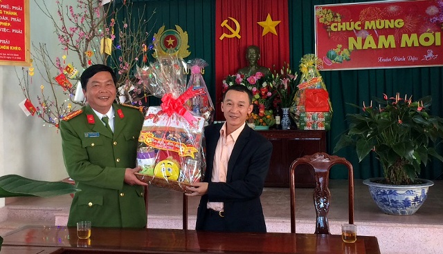 Trưởng Ban Tuyên giáo Tỉnh uỷ thăm, tặng quà Tết Phòng Cảnh sát cơ động
