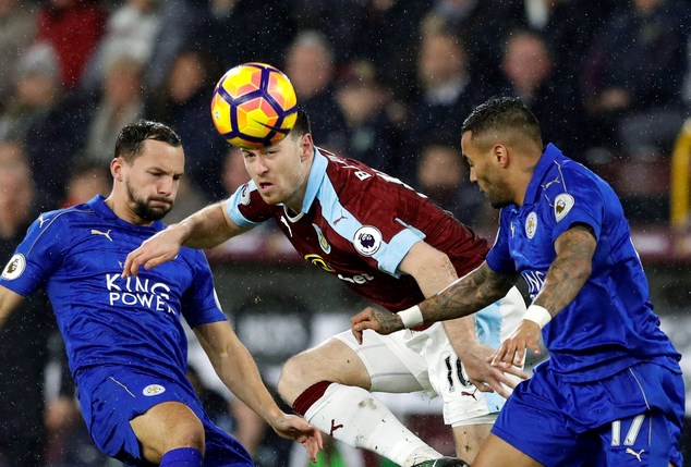 Nhà vô địch Leicester (áo xanh) đã để thua trận thứ 12 ở mùa giải này. (Nguồn: Daily Mail)