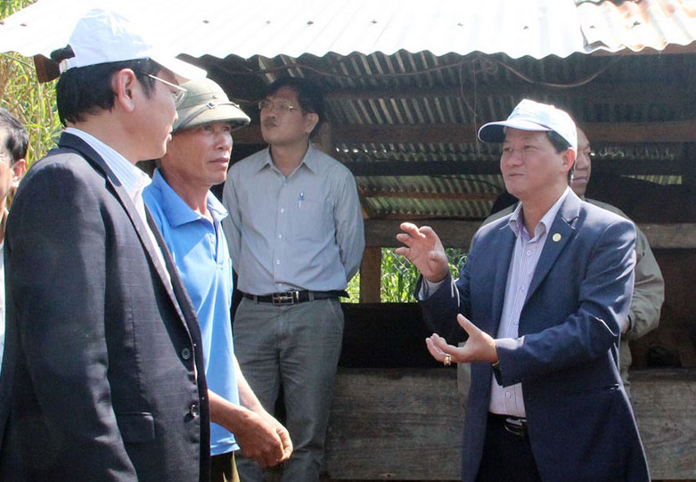 Các đồng chí lãnh đạo đoàn công tác trao đổi về vấn đề chăn nuôi của bà con trên địa bàn