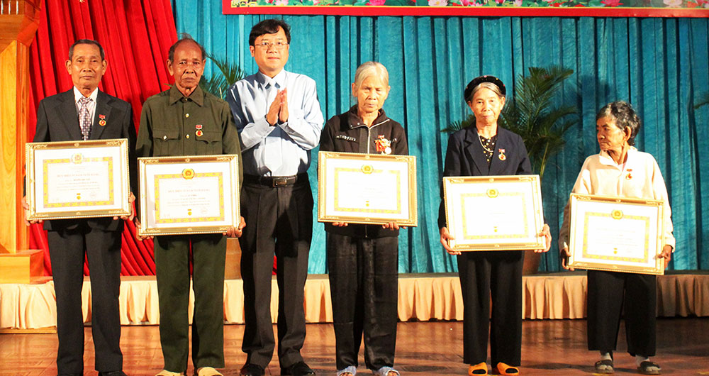 Đạ Tẻh: Trao Huy hiệu Đảng cho 87 đảng viên
