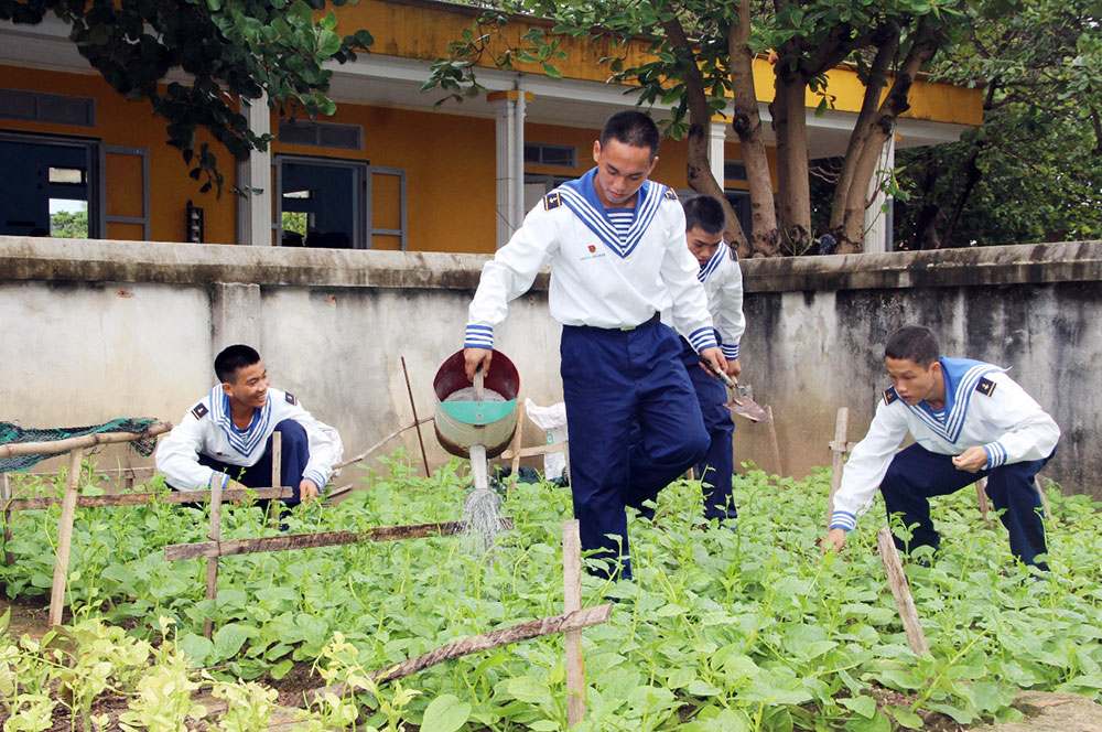 Tăng gia sản xuất, một trong những nhiệm vụ quan trọng của lính đảo