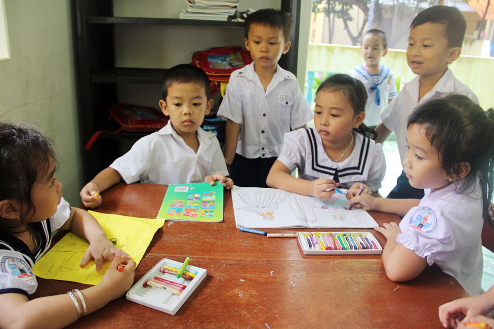 Trong giờ học vẽ của học sinh ở đảo Trường Sa