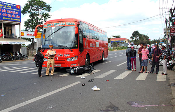 Xe buýt Phương Trang tông xe máy, một người chết