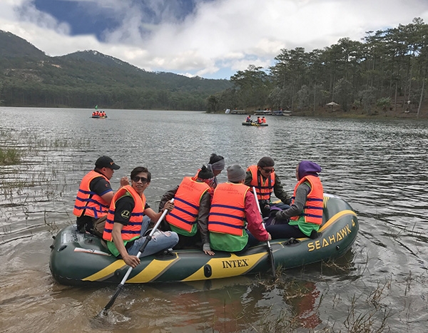 Chèo thuyền Kayak ngắm cảnh. 