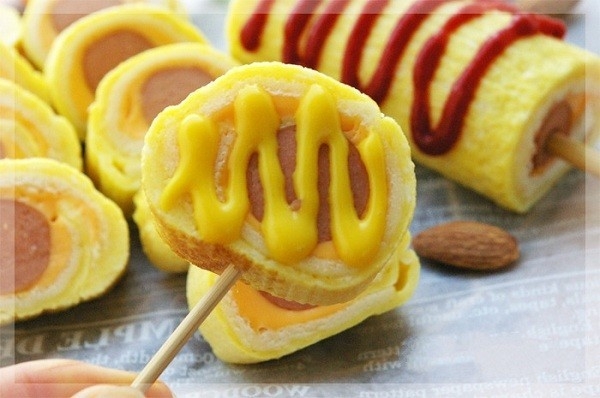 Với trẻ nhỏ, mẹ có thể đưa phô mai vào bột, cháo của trẻ hằng ngày