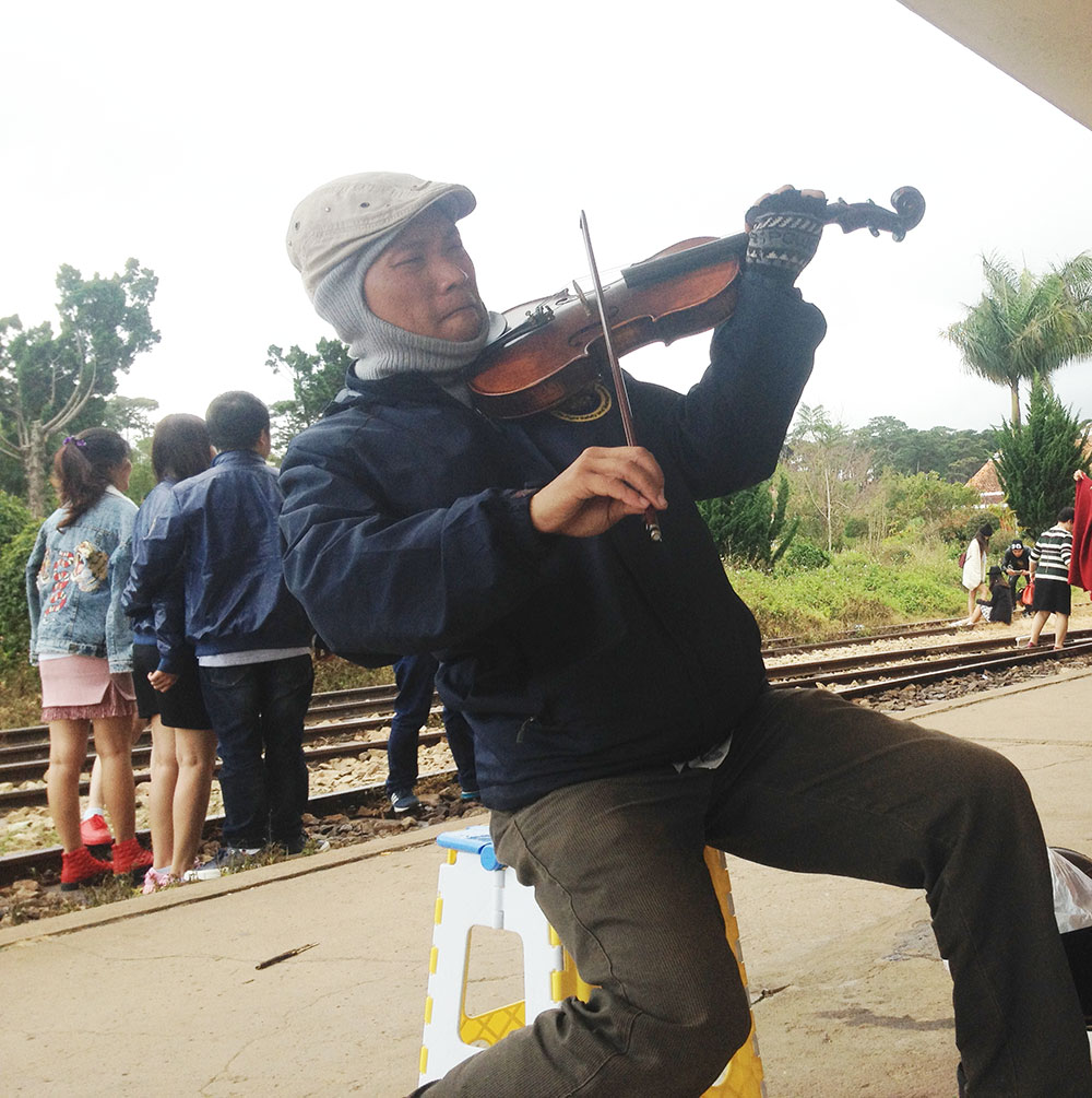 Tiếng vĩ cầm trên sân ga