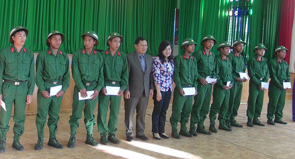 Đồng chí K’Mák trao quà cho những thanh niên lên đường nhập ngũ, bảo vệ Tổ quốc. Ảnh: Đức Tú
