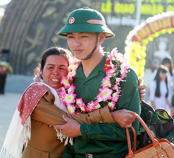 Bà Đàm Thị Chung, mẹ tân chiến sỹ Nguyễn Đình Kiên (xã Mê Linh, huyện Lâm Hà) không kìm được xúc động khi tiễn con mình lên đường. Ảnh: C.Thành