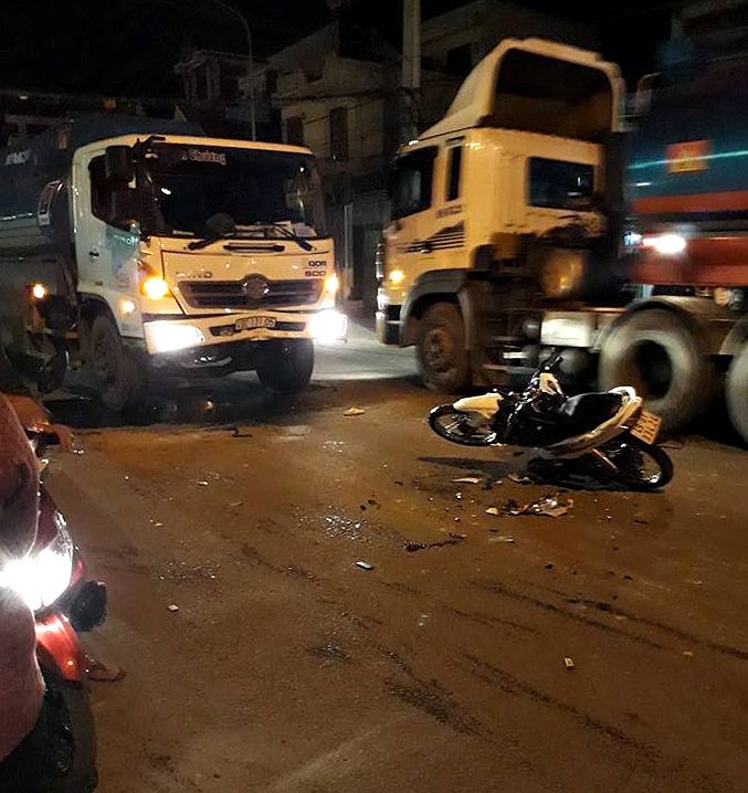 Xe máy vượt ẩu tông xe bồn chở dầu, một người bị thương nặng