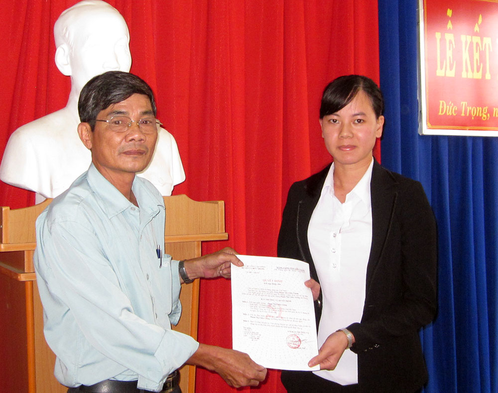 Nữ viên chức tận tụy với công việc