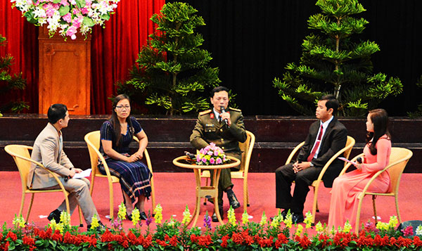 Giao lưu với các cá nhân điển hình trong phong trào Thi đua