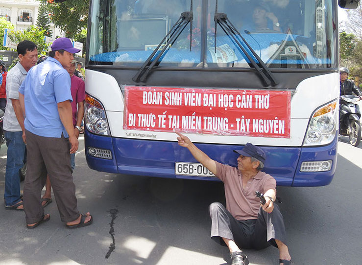 Xin vượt không được, phụ xe đòi hành hung người tham gia giao thông