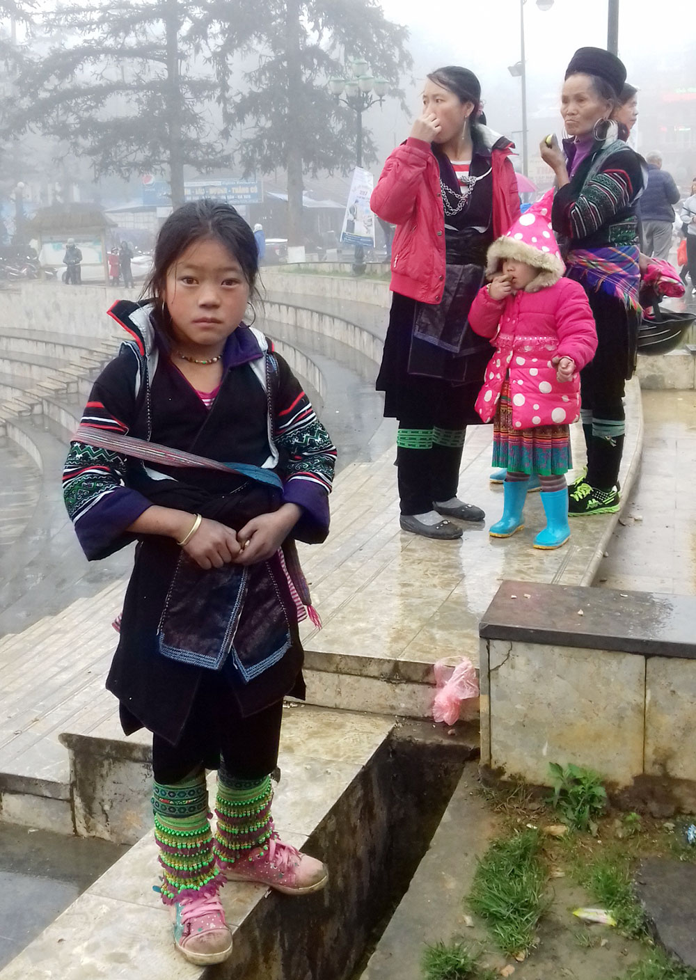 Cô bé H’Mông xuống chợ cùng gia đình. Ảnh: D.Quỳnh