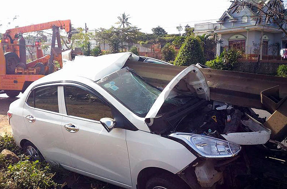 Thanh sắt đâm xuyên ô tô, 4 người thoát chết
