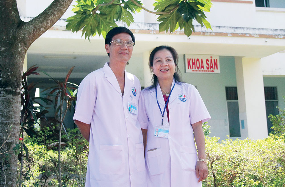 Vợ chồng bác sĩ tận tâm với nghề