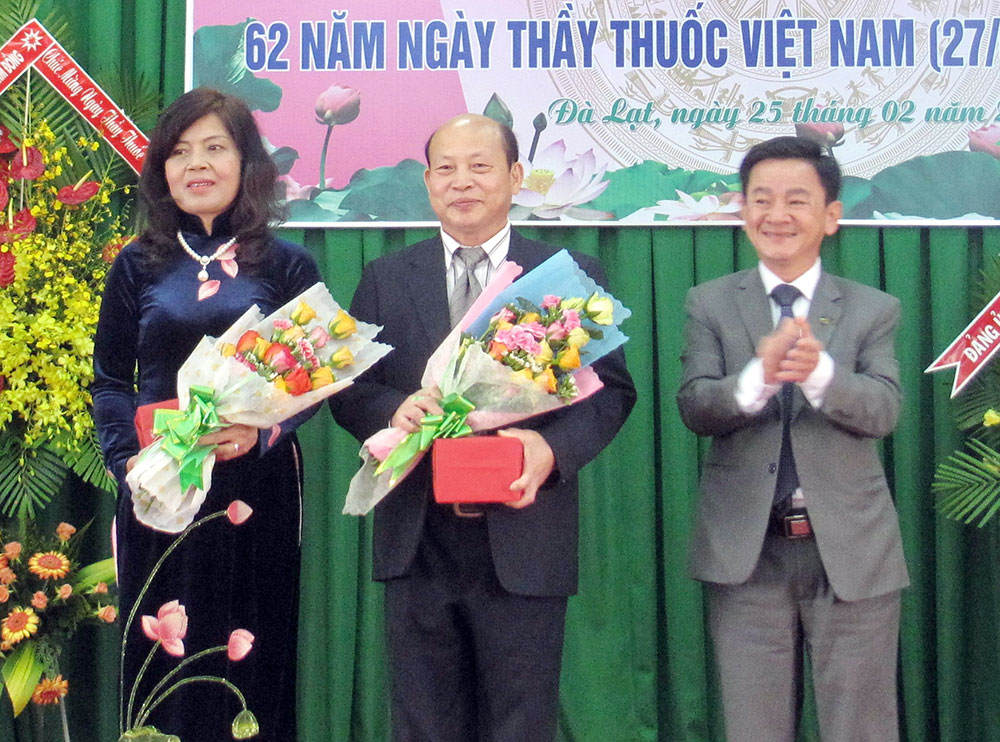 Thêm 2 Thầy thuốc Nhân dân và 13 Thầy thuốc Ưu tú