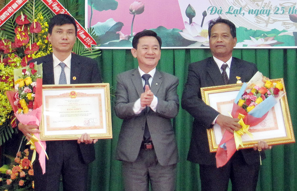 Lãnh đạo tỉnh trao Bằng khen của Thủ tướng Chính phủ cho các tập thể và cá nhân
