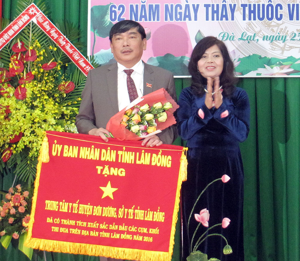 Trung tâm Y tế huyện Đơn Dương nhận Cờ thi đua của UBND tỉnh năm 2017