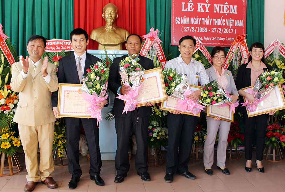 Trao kỷ niệm chương "Vì sức khỏe nhân dân" cho các cán bộ, nhân viên ngành y tế