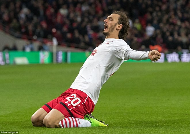 Manolo Gabbiadini cũng có cú đúp nhưng chừng đó là không đủ để giúp Southampton đăng quang. (Nguồn: Daily Mail)
