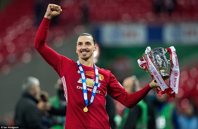 Ibrahimovic co danh hiệu ngay mùa đầu tiên với Quỷ đỏ. (Nguồn: Daily Mail)