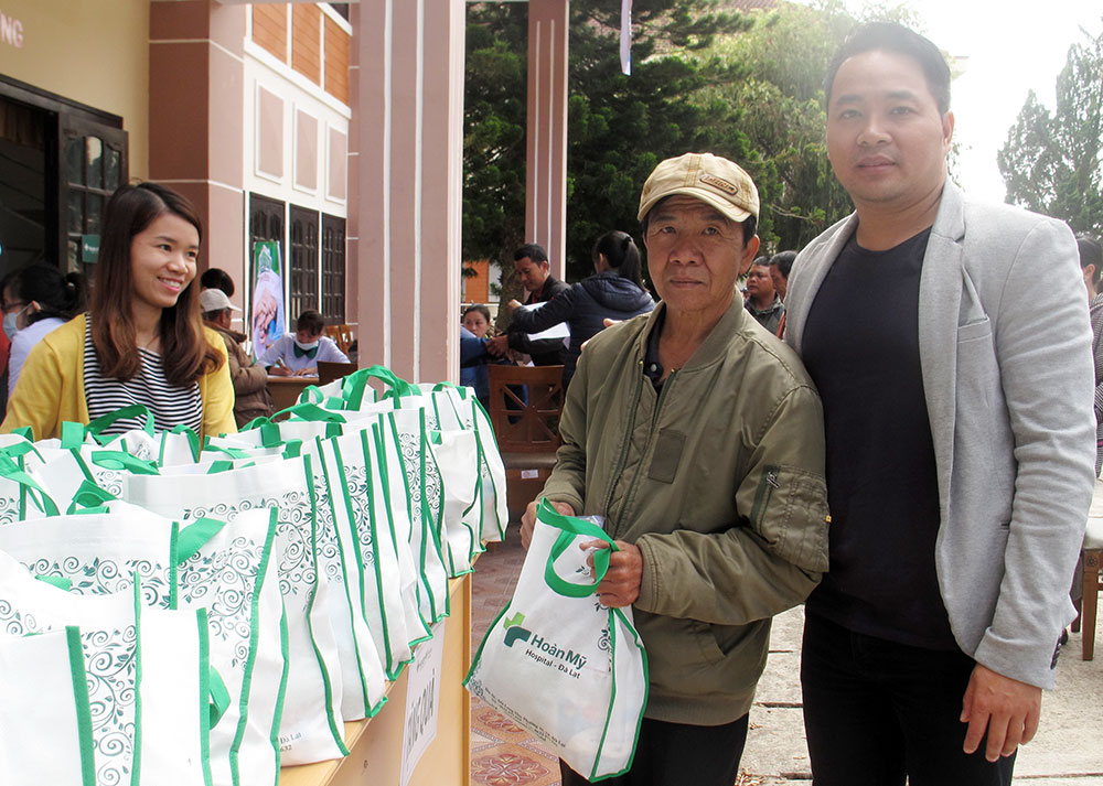 Lãnh đạo Bệnh viện Hoàn Mỹ Đà Lạt  (bìa trái) trao tặng 200 suất quà cho người khuyết tật trong chương trình 20 điểm yêu thương