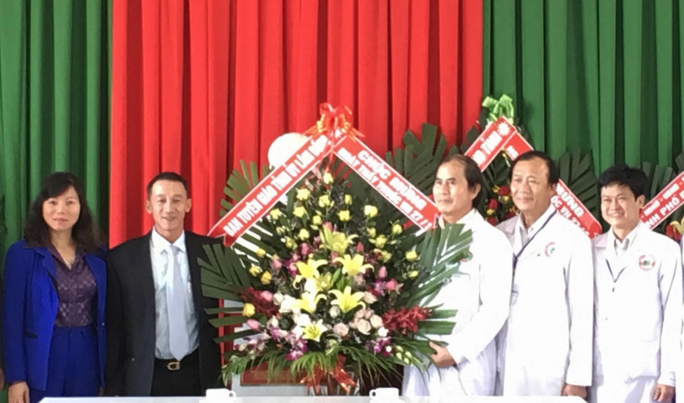Lãnh đạo Ban Tuyên giáo Tỉnh ủy chúc mừng cán bộ, nhân viên, y - bác sỹ Bệnh viện Đa khoa tỉnh
