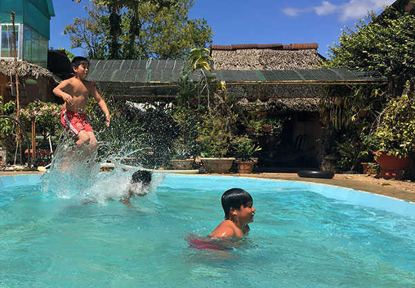 Bà giáo già và bể bơi cho trẻ em