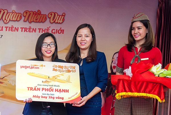 Vietjet tặng máy bay bằng vàng 1 kg cho nữ hành khách dịp lễ 8/3