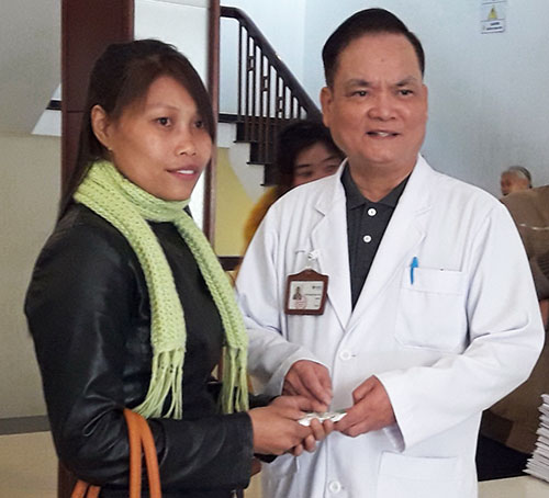 Bệnh viện Hoàn Mỹ Đà Lạt khám bệnh miễn phí, tặng quà cho bệnh nhân