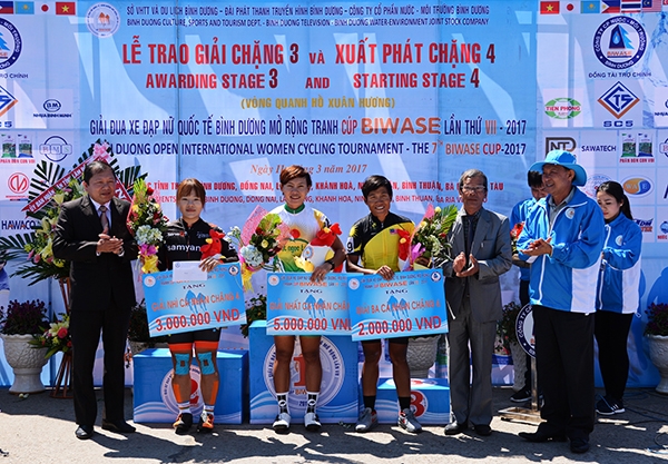 Ban tổ chức trao giải cho các tay đua về đầu chặng 4 quanh hồ Xuân Hương Đà Lạt