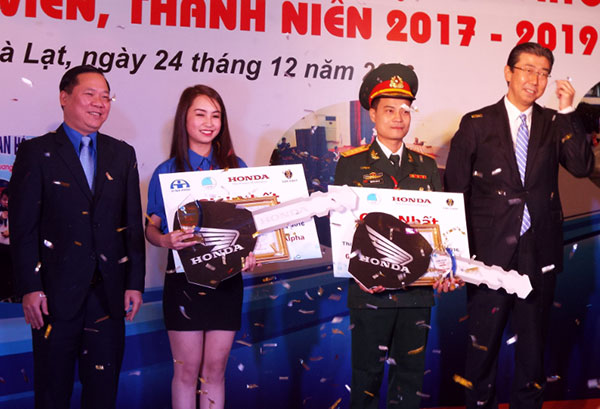 Cô bé mồ côi nỗ lực thành gương sáng "5 tốt"