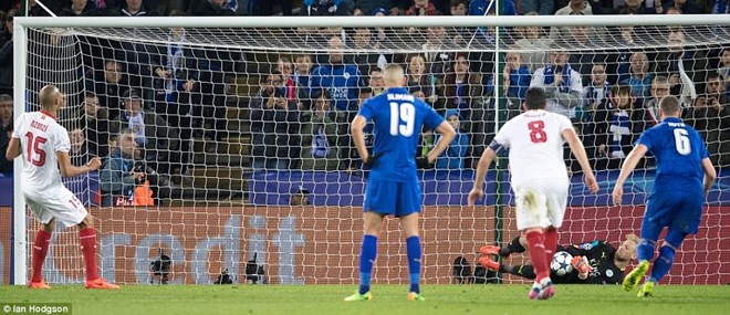 Kasper Schmeichel cản phá thành công cú sút 11m của Steven Nzonzi. (Nguồn: Daily Mail)