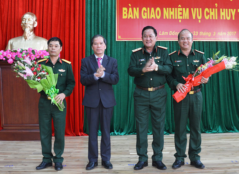 Bàn giao nhiệm vụ Chỉ huy trưởng Bộ CHQS tỉnh