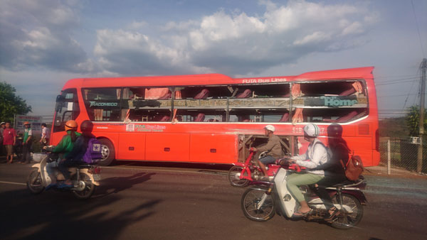 Va chạm giữa xe Thành Bưởi và Phương Trang, ít nhất hai người chết