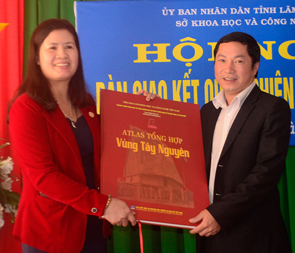 Chuyển giao tài liệu Atlas tổng hợp vùng Tây Nguyên
