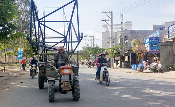Chở hàng cồng kềnh giữa phố