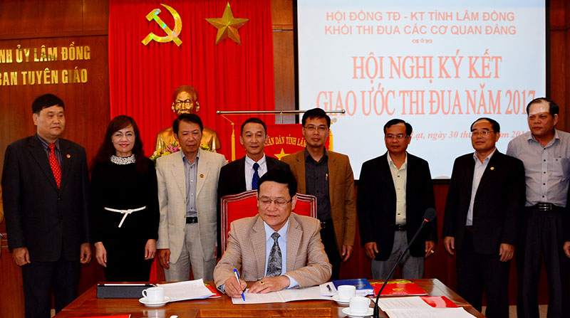 Khối thi đua các Cơ quan Đảng ký kết giao ước thi đua