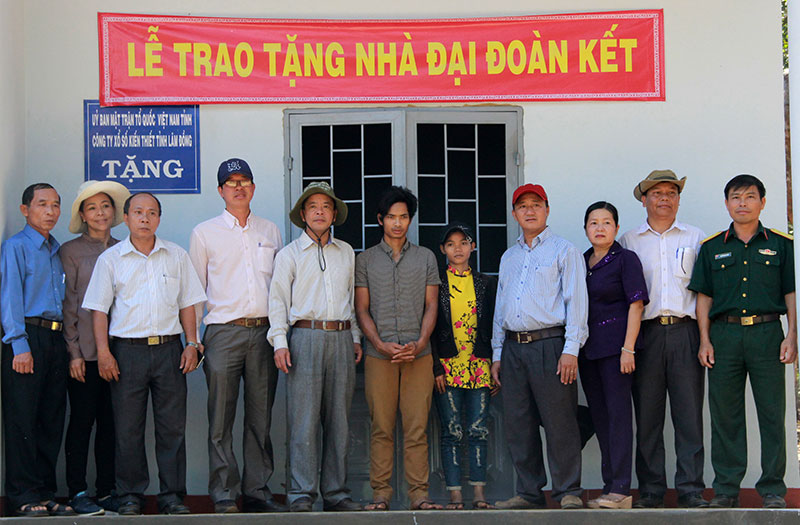 Trao nhà đại đoàn kết cho hộ gia đình khó khăn tại thôn 4 xã Phước Cát 2