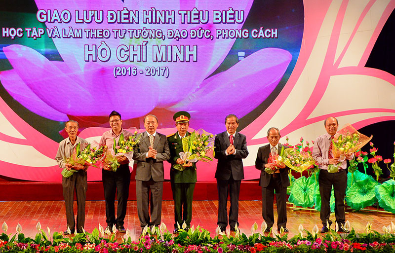 Ban tổ chức tặng hoa đến các gương điển hình