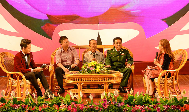 Giao lưu với các gương điển hình tiêu biểu